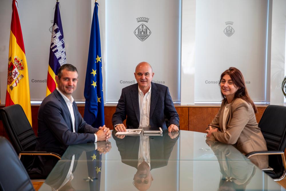 Imagen El Consell d’Eivissa i l’Ajuntament de Sant Antoni formalitzen el traspàs d’un tram de la carretera de Santa Agnès per facilitar-ne la millora