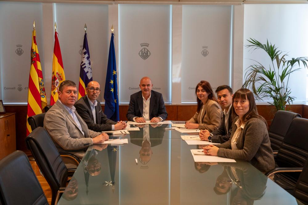 Imagen Els menors de 18 anys d’Eivissa i de Formentera podran usar gratis l’autobús de totes dues illes