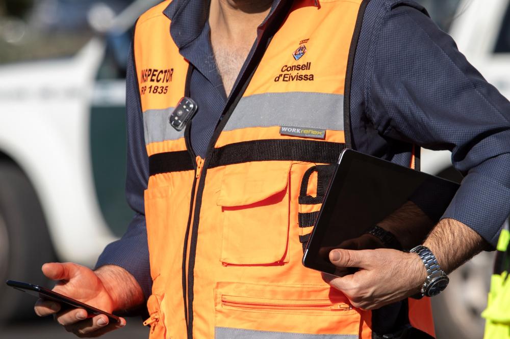 Imagen El Consell d’Eivissa augmenta la pressió sobre els taxistes pirata amb operatius de control especials