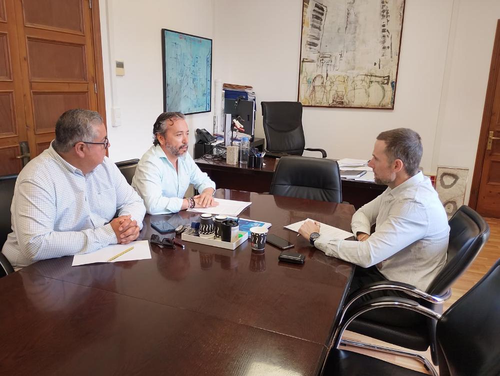 Imagen El Consell d’Eivissa comparteix amb Mallorca l’experiència pionera de la regulació de l’entrada de vehicles a l’illa