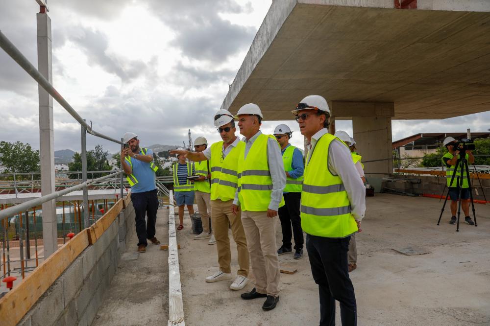 Imagen Vicent Marí davant l’avanç de les obres del nou Centre Esportiu Multidisciplinari de Sa Blanca Dona: “estam construint el futur de l’esport a Eivissa”