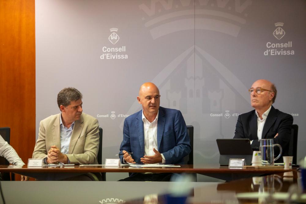 Imagen El Consell d’Eivissa i el Govern balear demanen que la remodelació de l’Aeroport no impliqui creixement de la capacitat aèria