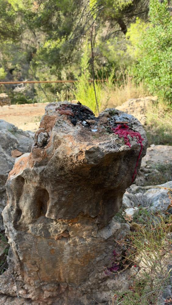 Imagen El Consell d’Eivissa denuncia una nova agressió al patrimoni històric i natural des Culleram i alerta del greu risc d’incendi provocat pels rituals neopagans