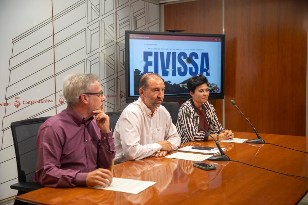 Imagen El Consell d’Eivissa presenta el Reglament de protecció del medi nocturn, que es portarà al ple d’octubre per a la seva aprovació definitiva