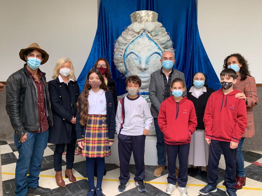 Imagen La diosa Tanit hecha con material reciclado visita los centros escolares participantes en ‘L’Art de Reciclar’