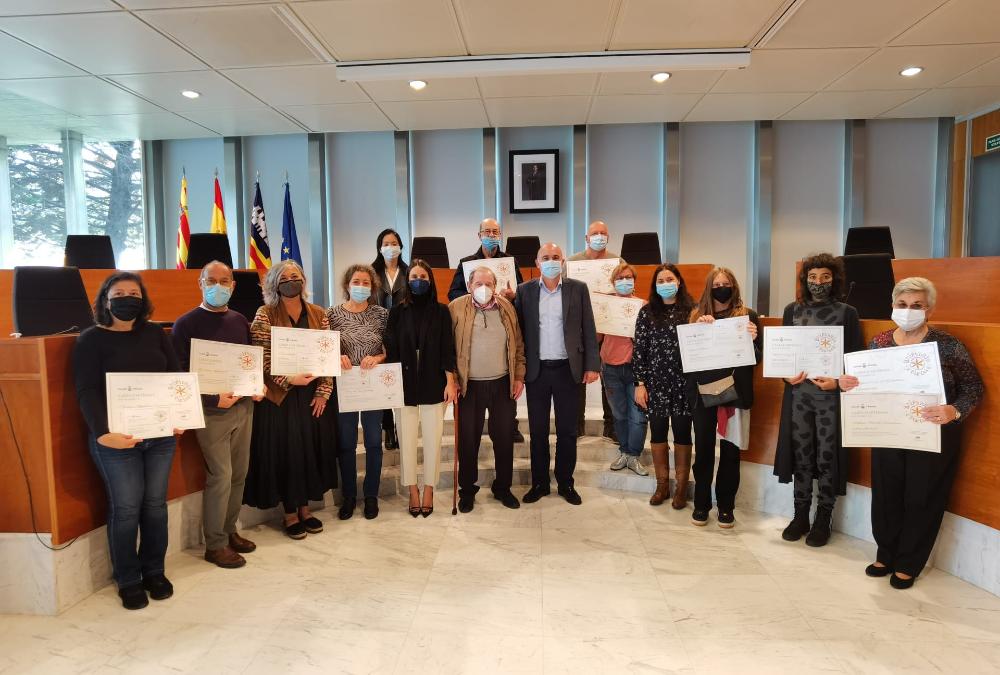 Imagen El president del Consell Insular d'Eivissa, Vicent Marí, la consellera de Promoció Empresarial, María Fajarnés i la directora insular d'Indústria, Irene Torres, han fet entrega d'una carta de Mestre Artesà (Carnisser Embotidor) i de 22 cartes d'Artesans, avui a la seu del Consell.