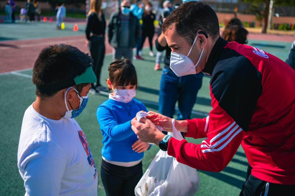 Imagen El atleta Javier Soto comparte su experiencia con escolares del CEIP Portal Nou con motivo del Programa de Esport Inclusiu del Consell