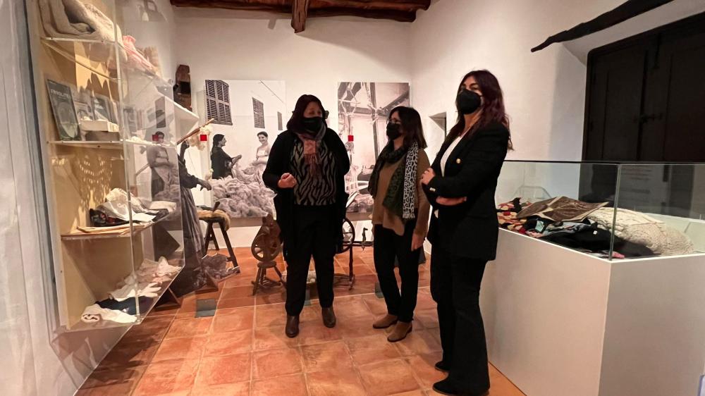 Imagen Los paisajes de Josep Tarrés, las historias de familiares y los trabajos del vestir protagonizan las nuevas exposiciones temporales del Museo Etnográfico de Eivissa