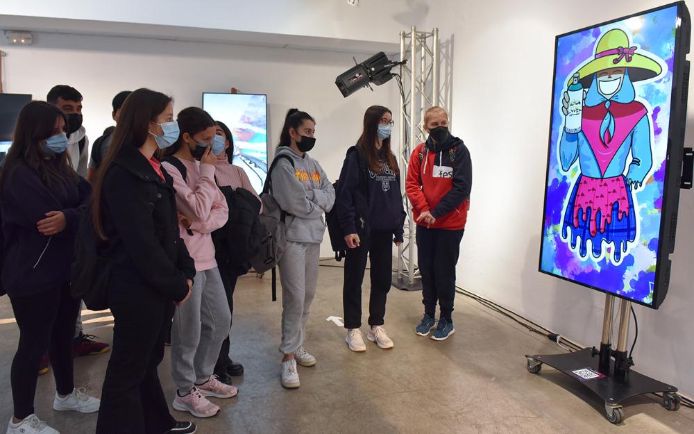 Imagen Una trentena d'estudiants de 3r i 4t de l'ESO del col·legi Santíssima Trinitat de Sant Antoni visiten l'exposició Beyond the METAverse, coorganitzada pel Consell d'Eivissa, amb l'artista Jesús de Miguel e Ibiza Token