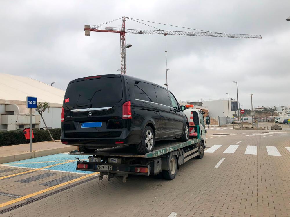 Imagen El servicio de Inspección de Transportes del Consell d’Eivissa inmoviliza el primer VTC de la temporada