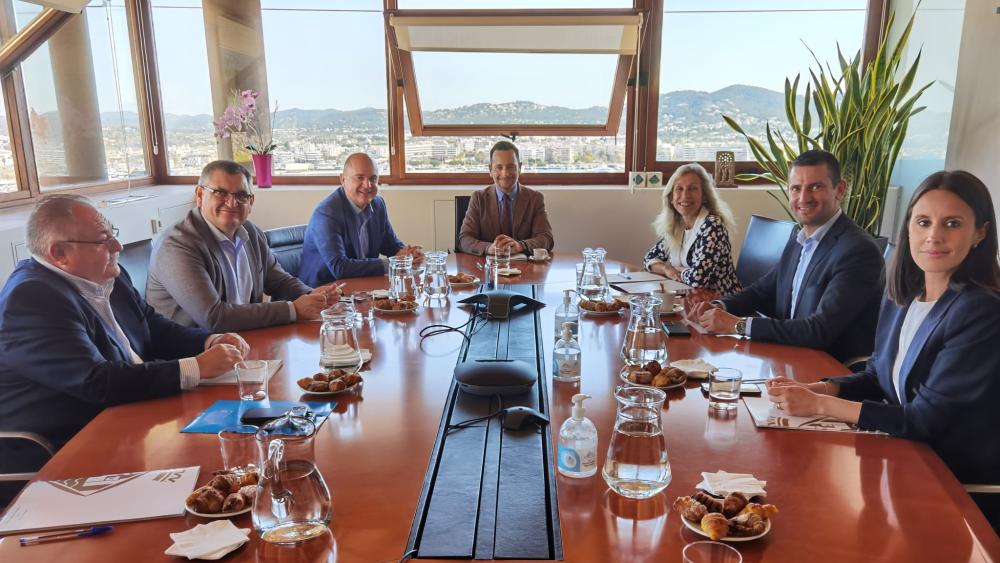 Imagen El Consejo de Alcaldes pactará una propuesta legislativa que permita regular la entrada de vehículos en Eivissa