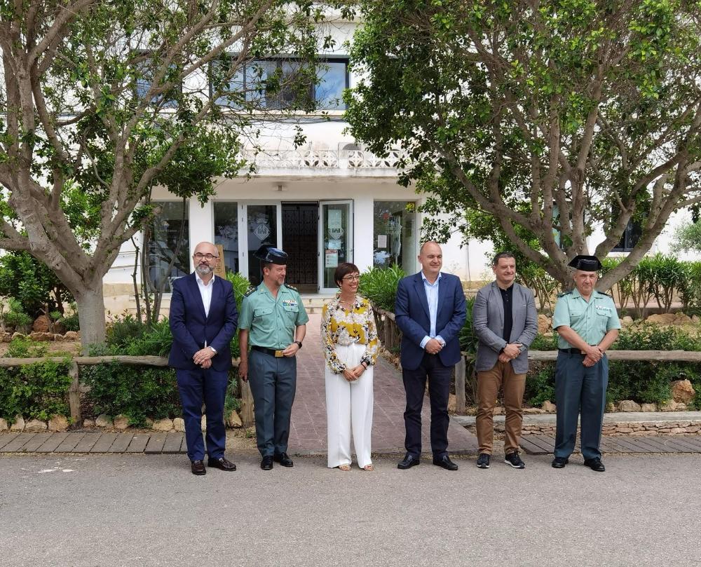 Imagen El presidente Vicent Marí y la directora de la Guardia Civil, María Gámez, firman el protocolo que permitirá crear un destacamento del Servicio Marítimo en Eivissa