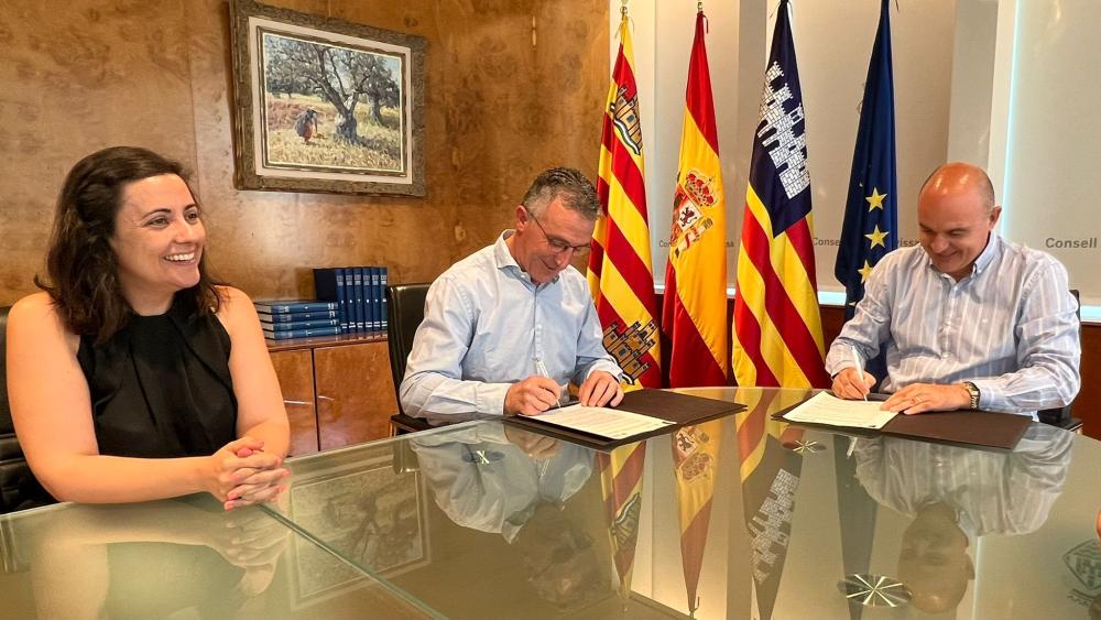 Imagen El Consell d'Eivissa i PIMEEF signen un conveni per a la promoció del producte local a través de la gastronomia per un import de 150.000 euros