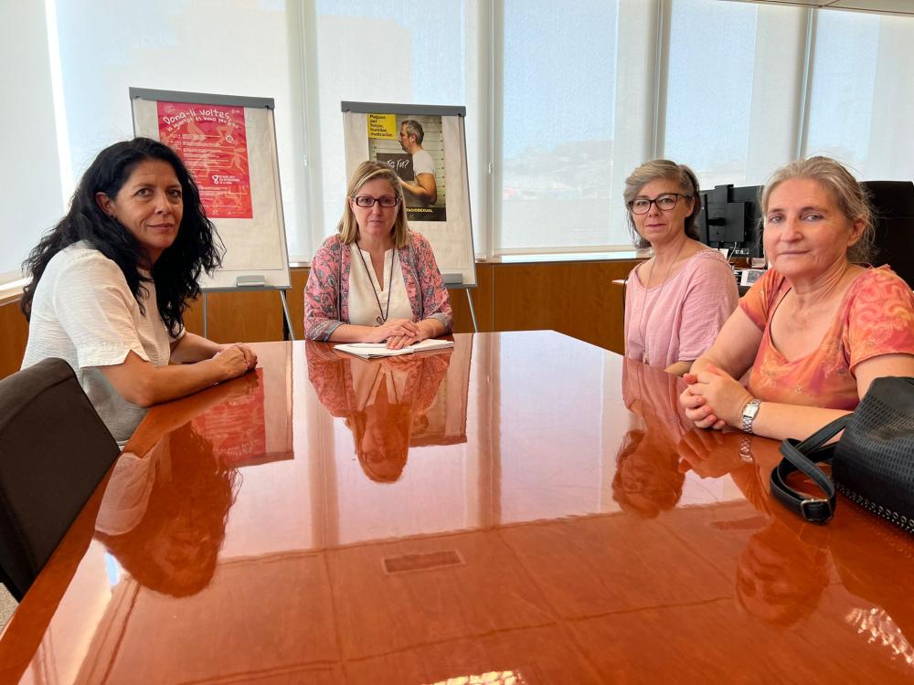 Imagen La consellera de Benestar Social rep als representants de l’associació APIES i es preocupa pel cas de Pablo