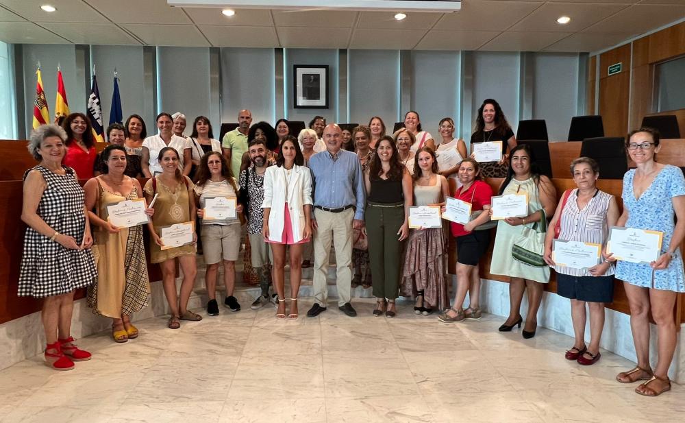 Imagen 78 alumnes dels cursos de patronatge i confecció del Consell d’Eivissa reben els seus diplomes acreditatius