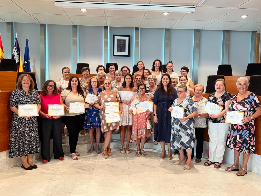Imagen 52 alumnes dels cursos d’artesania tradicional del Consell d’Eivissa reben els seus diplomes acreditatius