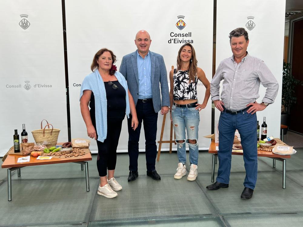 Imagen Lliurament de dos cistelles amb producte local per a les guanyadores del concurs d’Eivissa Sabors