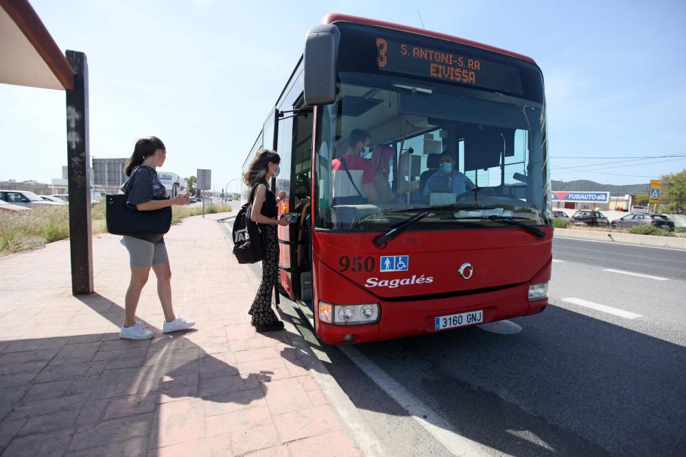 Imagen El Consell d’Eivissa activarà el dilluns 6 de març la línia d'autobús L16B, que connecta Es Figueral amb Sant Carles i Santa Eulària, i l’L20B, que uneix Sant Joan amb sa Cala de Sant Vicent