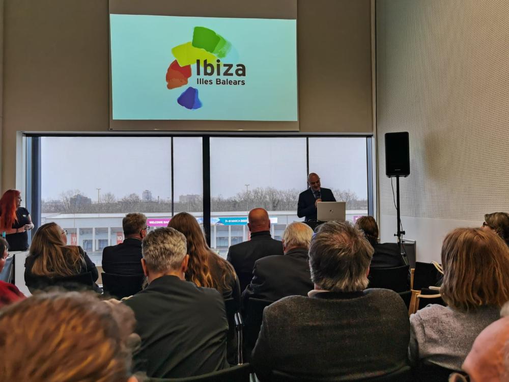 Imagen El Consell d’Eivissa posa en valor el programa Imserso que permet mantenir hotels oberts tot l’any com atractiu per aconseguir connexions directes