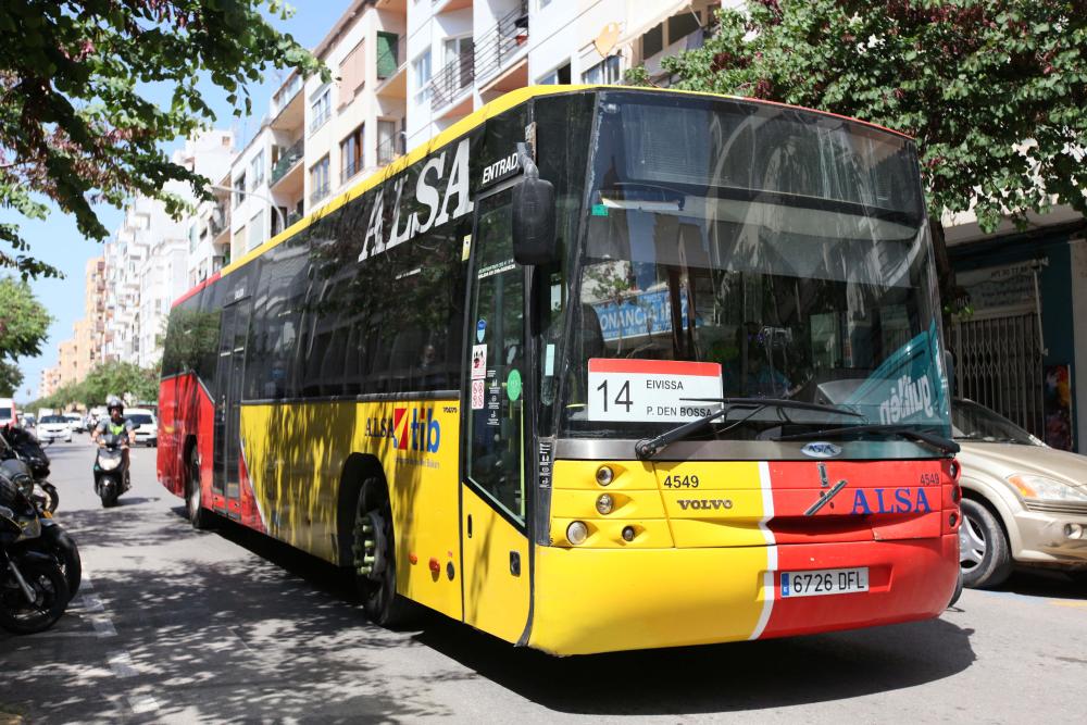 Imagen El Consell adverteix a l’Ajuntament d’Eivissa que ha suprimit una parada d’autobús a la reformada avinguda d’Isidor Macabich i demana la seua restitució