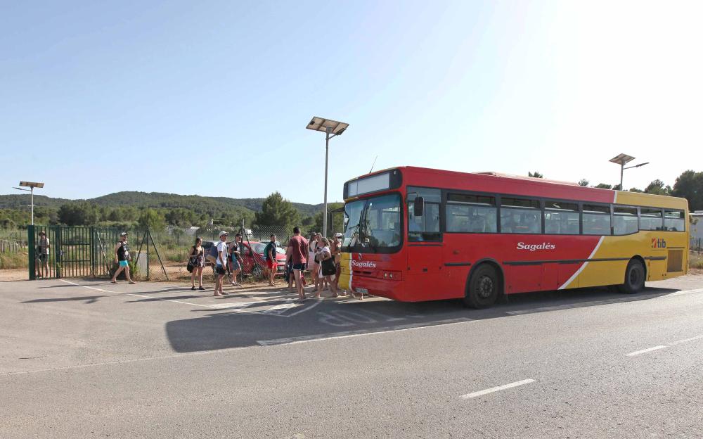 Imagen El Consell activa aquest diumenge el servei d’autobús llançadora per a connectar Benirràs amb l’aparcament de Sa Plana   