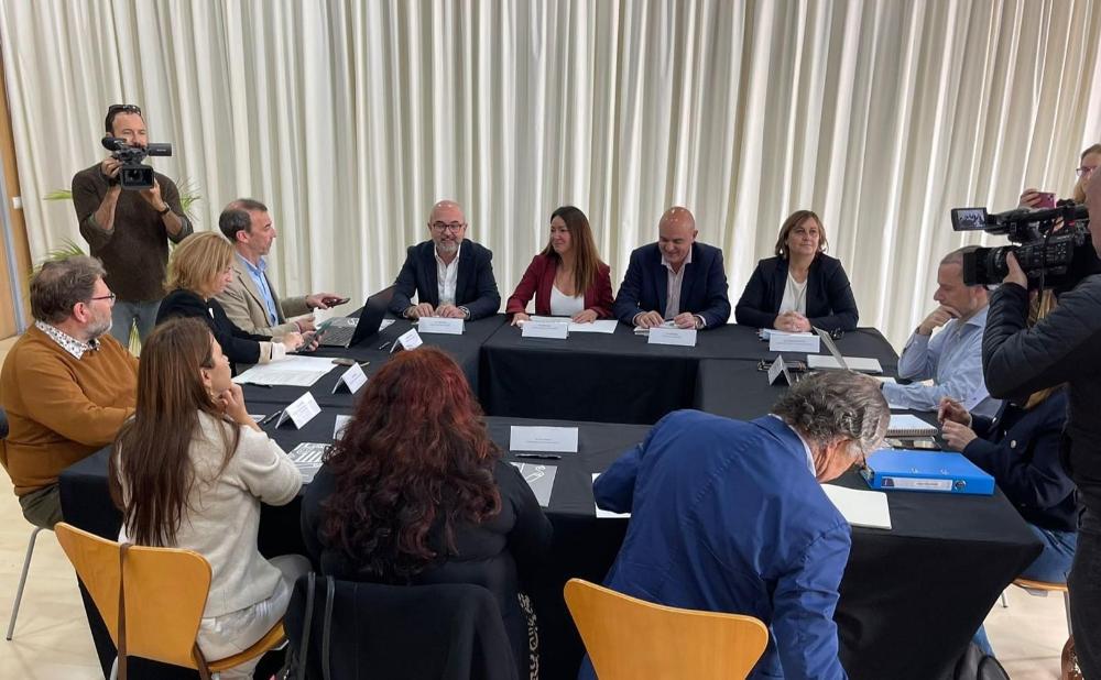 Imagen El Consell d'Eivissa, el Govern i l'Ajuntament de Sant Josep traslladen als veïns dels apartaments Don Pepe el compromís de facilitar nous habitatges i prorrogar les ajudes temporals al lloguer