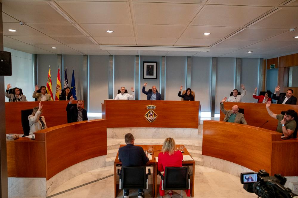 Imagen El Consell d’Eivissa aprovarà en ple aquest divendres elevar al Parlament la iniciativa legislativa per regular l’entrada de vehicles a l’illa