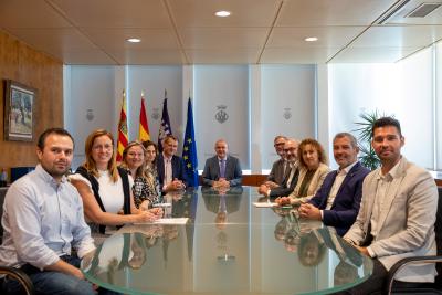 Imatge L'ambaixador de Regne Unit visita el Consell d'Eivissa