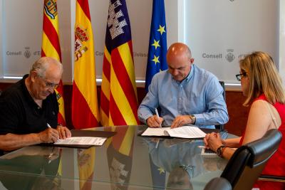 Imagen Consell d’Eivissa i Càritas signen el conveni per al desenvolupament del...