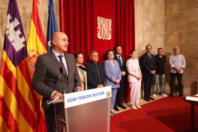 Imagen Vicent Marí signa el protocol que millorarà les condicions salarials i...