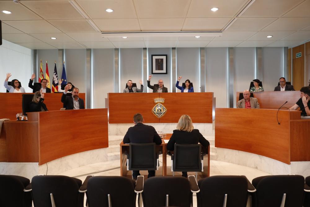 Imagen El Ple del Consell fixa en 20.168 el número màxim de vehicles que podran circular a l’illa d’Eivissa en estiu