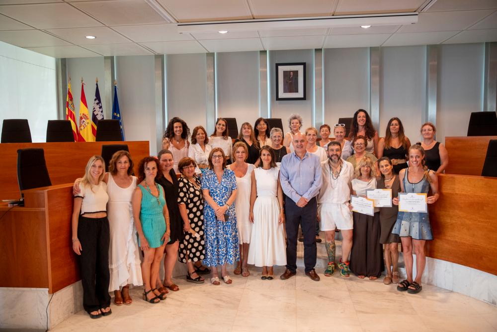 Imagen 52 alumnes dels cursos de patronatge i confecció del Consell d’Eivissa reben els seus diplomes acreditatius