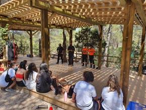 Imagen Jóvenes del campamento de Cala Jondal reciben información de Protección Civil de Eivissa sobre cómo actuar ante un incendio
