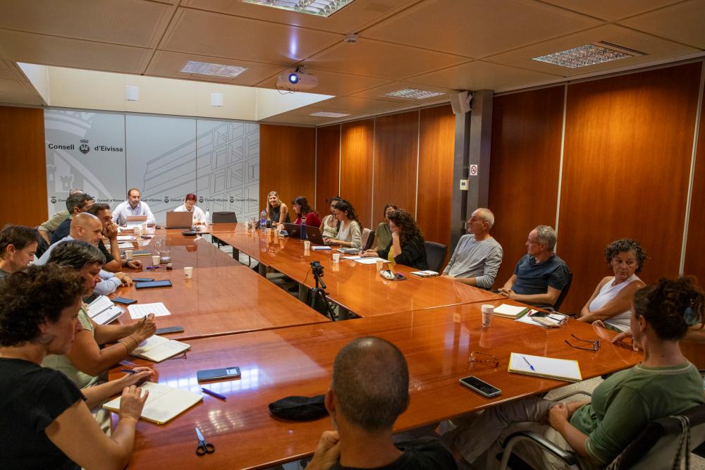Imagen El Consell d’Eivissa, l’Ajuntament d’Eivissa i de Santa Eulària col·laboren amb WWF i l’Aliança per l’Aigua en la quarta Mesa de Participació per a la recuperació de ses feixes