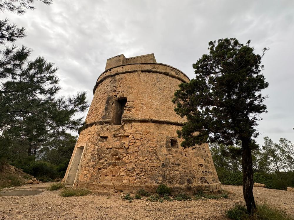 Imagen El Consell d’Eivissa formalitza davant notari la compra de la torre de Portinatx